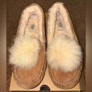 UGG Dakota Pom Pom Moccasin Slippers Sz 9